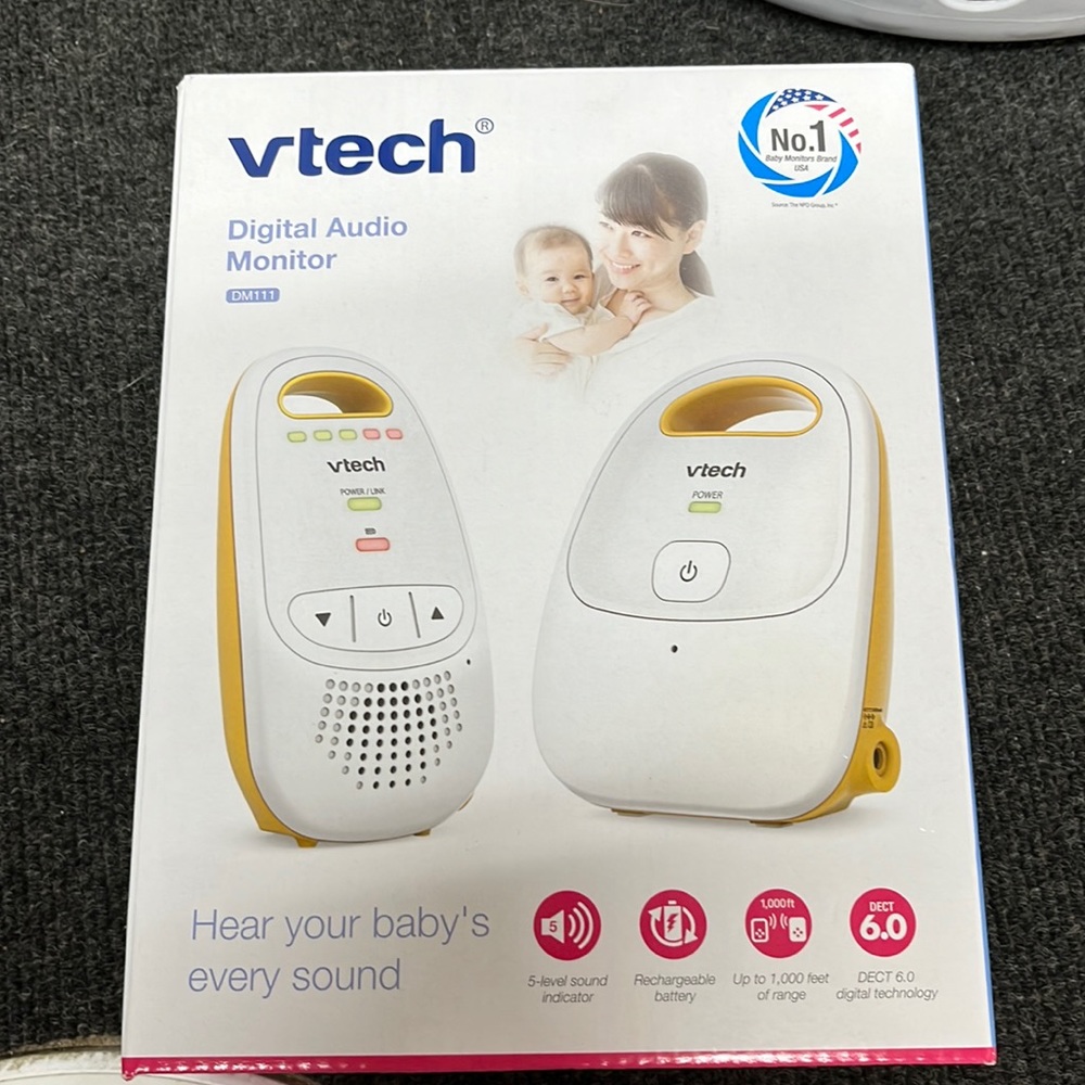 Used once! Vtech digital audio monitor DM111. Rechargeable battery baby senior